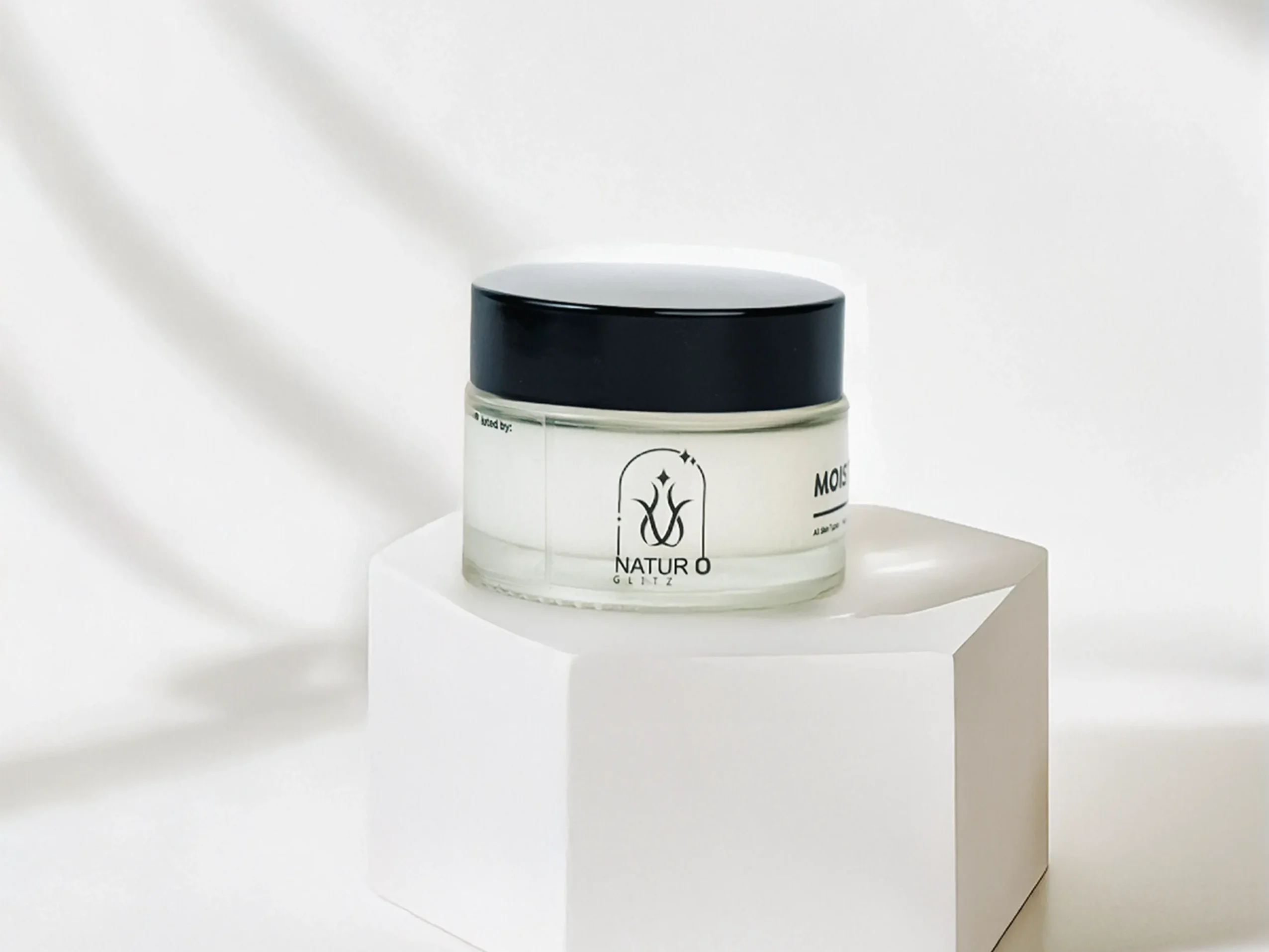 Best organic face cream for women moisturizing cream in premium skincare packaging